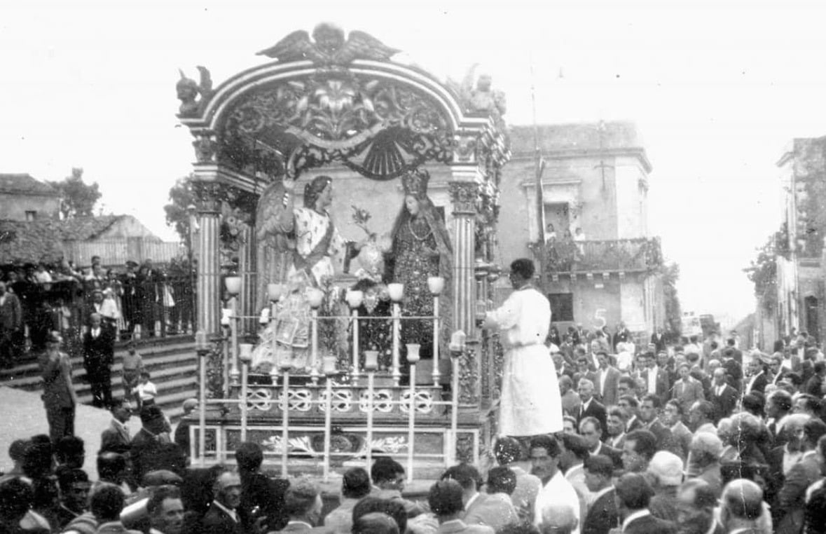 Foto d'epoca color seppia di una processione rurale in Sicilia